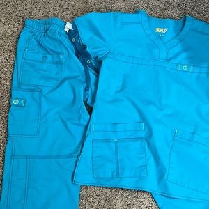 Wonder flex small scrub set. Teal and green!